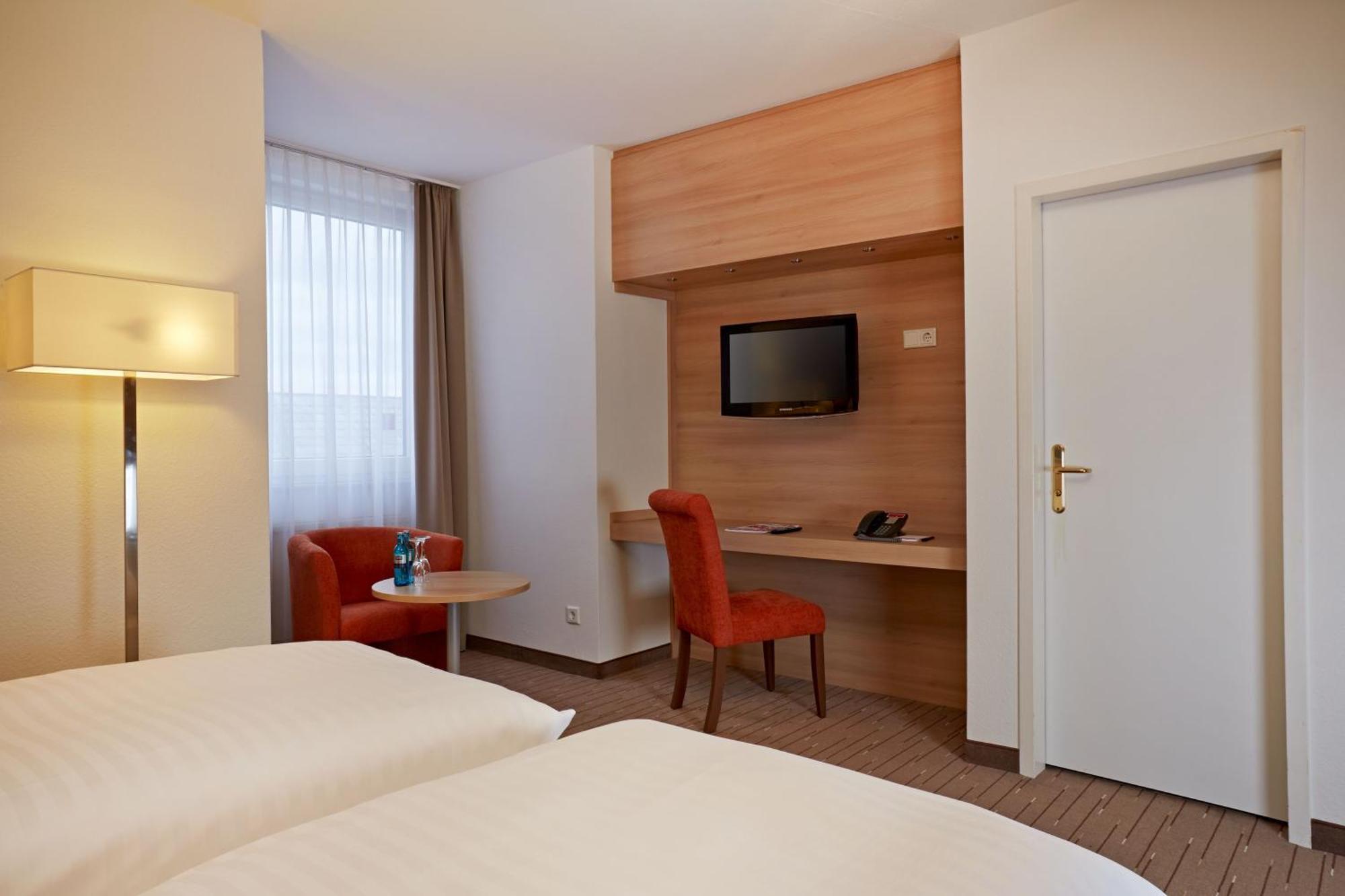 H+ Hotel Wiesbaden Niedernhausen Rom bilde